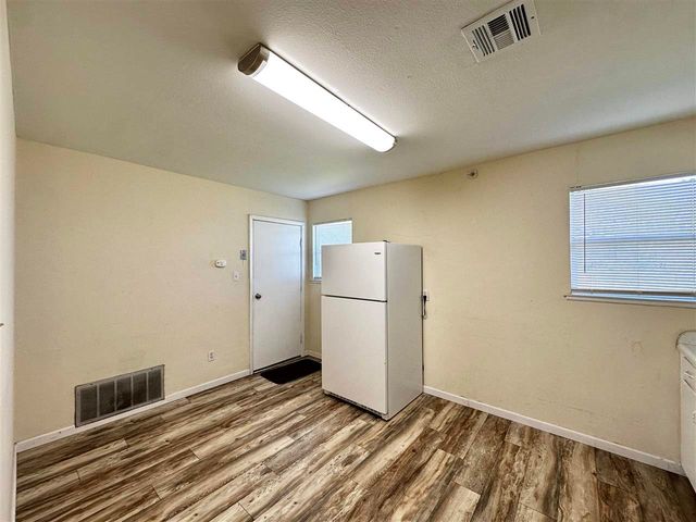 5421 NW Kinyon Ave, Lawton, OK 73505