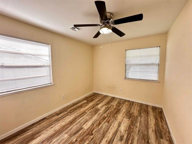 5421 NW Kinyon Ave, Lawton, OK 73505