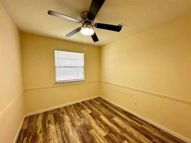 5421 NW Kinyon Ave, Lawton, OK 73505