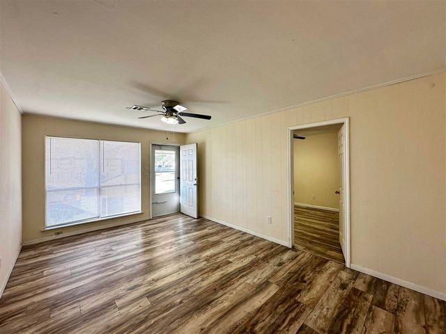 5421 NW Kinyon Ave, Lawton, OK 73505