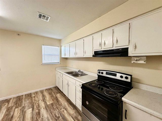 5421 NW Kinyon Ave, Lawton, OK 73505