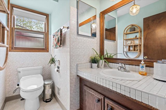 3710 S Pleasant View DRIVE, New Berlin, WI 53151