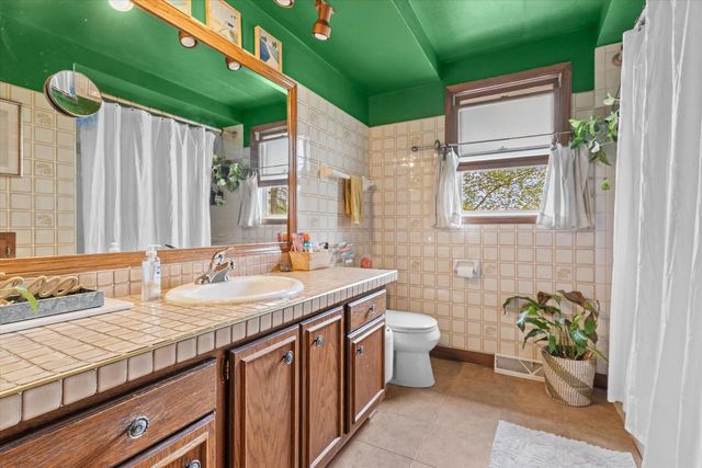 3710 S Pleasant View DRIVE, New Berlin, WI 53151