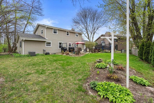 3710 S Pleasant View DRIVE, New Berlin, WI 53151