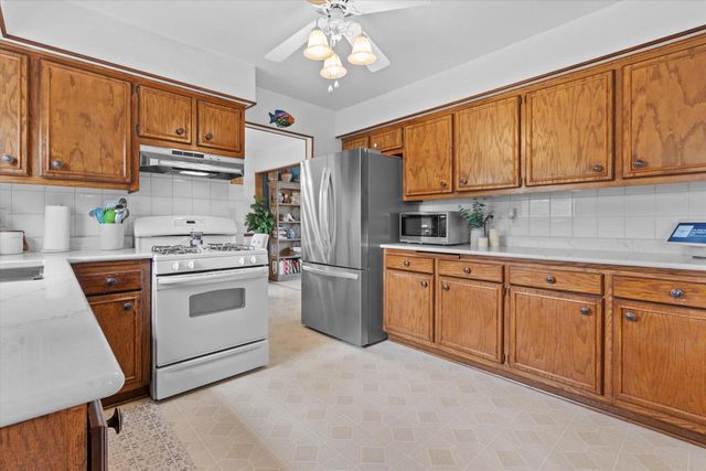 3710 S Pleasant View DRIVE, New Berlin, WI 53151