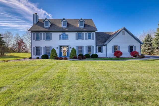 W284N4919 Roosevelts Quay, Pewaukee, WI 53072