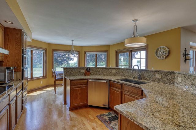 W284N4919 Roosevelts Quay, Pewaukee, WI 53072