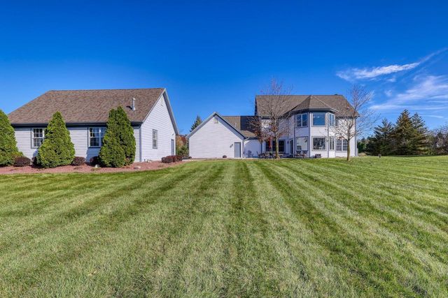 W284N4919 Roosevelts Quay, Pewaukee, WI 53072