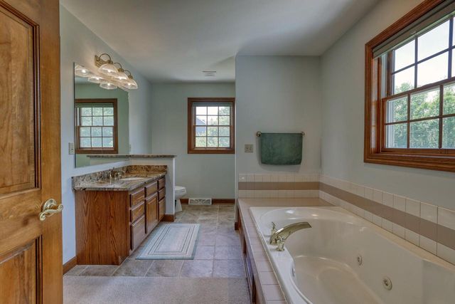 W284N4919 Roosevelts Quay, Pewaukee, WI 53072