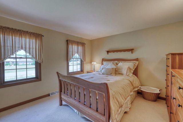 W284N4919 Roosevelts Quay, Pewaukee, WI 53072
