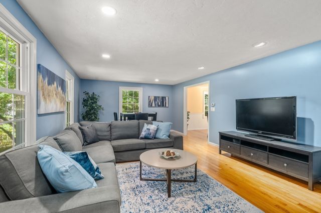 942 Salem End Road, Framingham, MA 01702