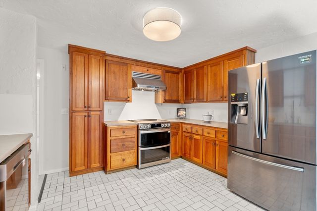 942 Salem End Road, Framingham, MA 01702