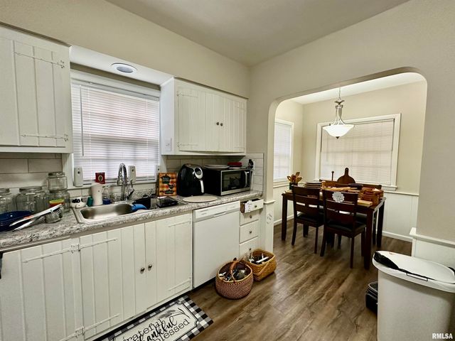 401 W FORREST HILL Avenue, Peoria, IL 61604