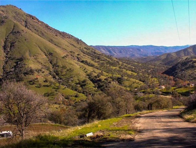 82 Erwin Lane, Yokuts Valley, CA 93675