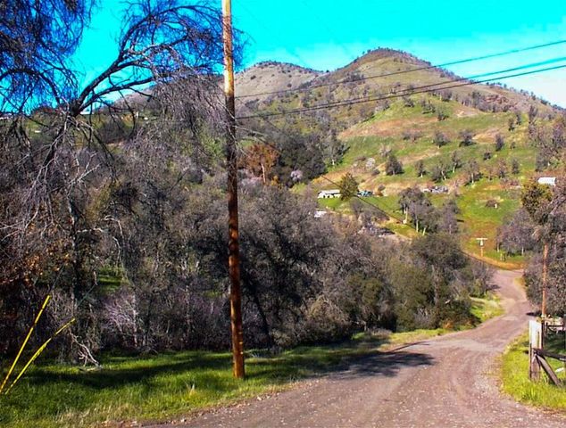 82 Erwin Lane, Yokuts Valley, CA 93675