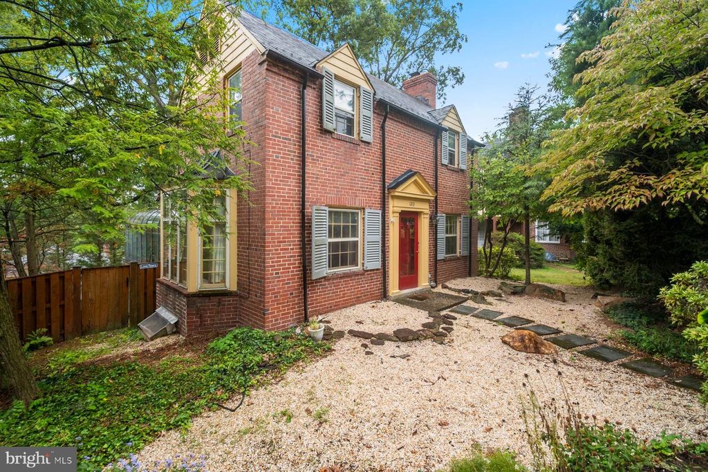 1213 ROUNDHILL RD, Baltimore, MD 21218