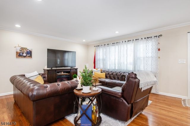 64 Pine St, Newton Town, NJ 07860