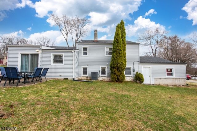 64 Pine St, Newton Town, NJ 07860