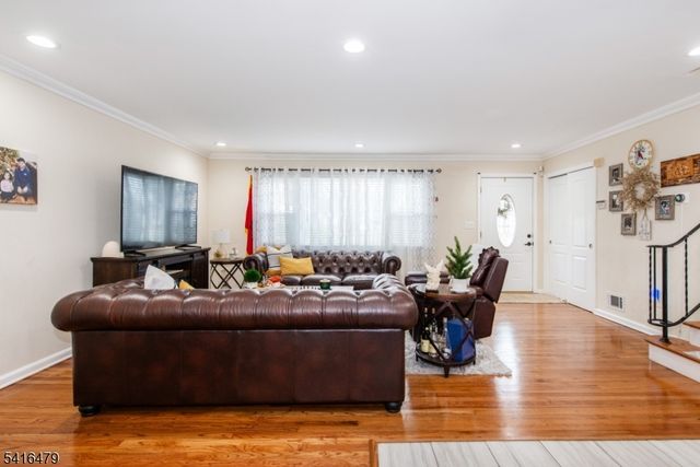 64 Pine St, Newton Town, NJ 07860