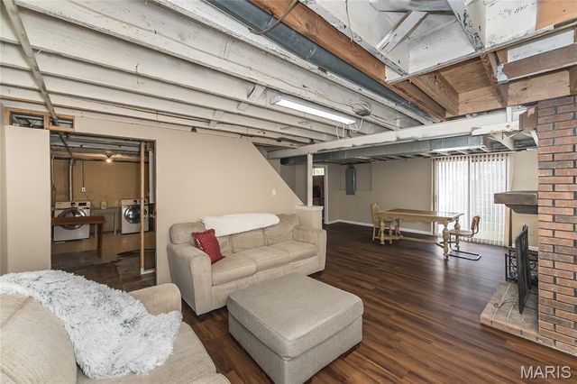12104 Fleetwood Place, Maryland Heights, MO 63043