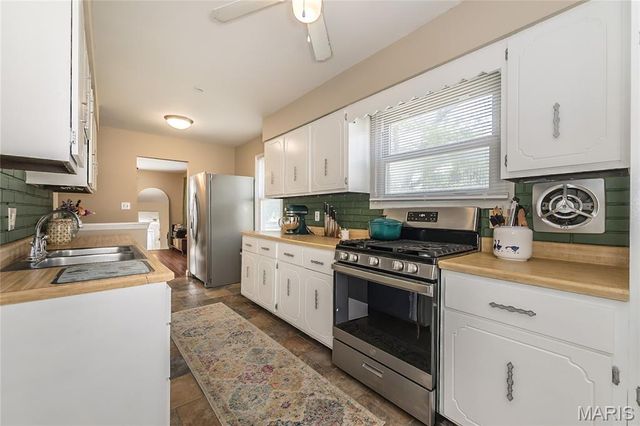 12104 Fleetwood Place, Maryland Heights, MO 63043
