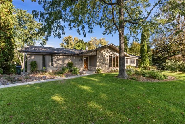 8840 Greenhill LANE, Greendale, WI 53129