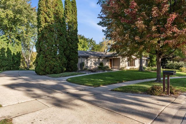 8840 Greenhill LANE, Greendale, WI 53129