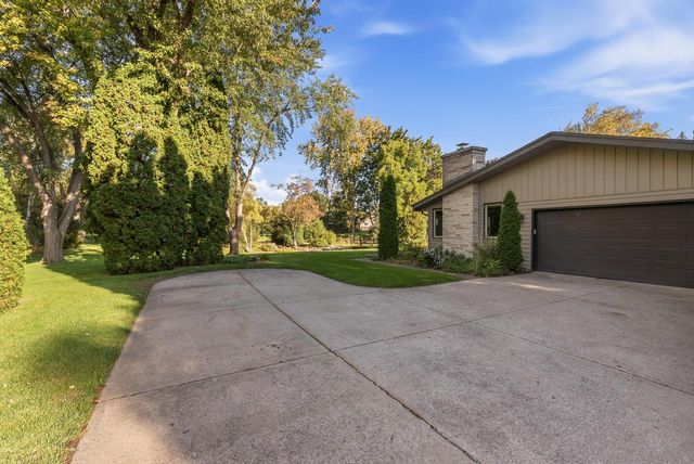 8840 Greenhill LANE, Greendale, WI 53129