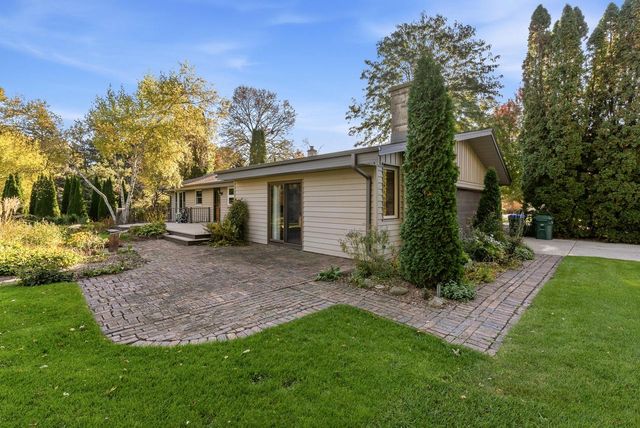 8840 Greenhill LANE, Greendale, WI 53129