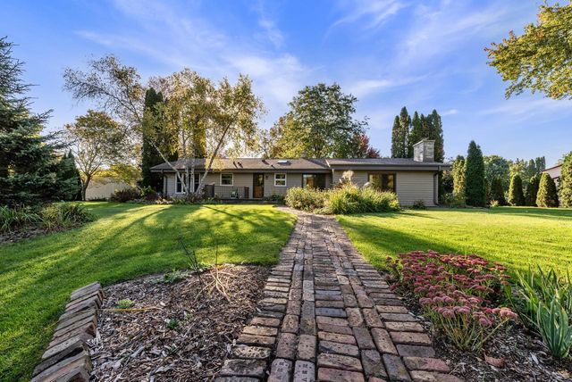 8840 Greenhill LANE, Greendale, WI 53129