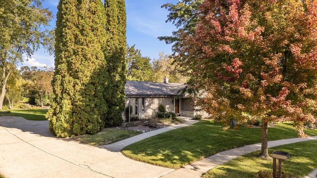 8840 Greenhill LANE, Greendale, WI 53129