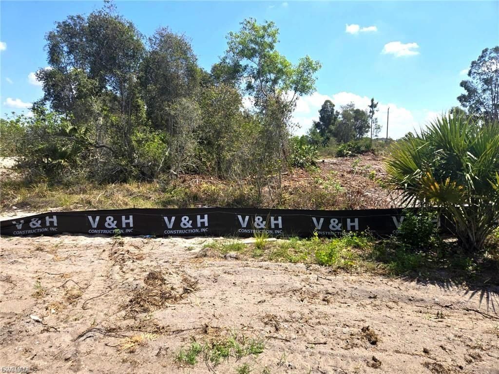 811 Bell BLVD S, LEHIGH ACRES, FL 33974 — exterior