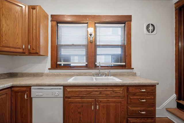 2927 N 40th STREET, Milwaukee, WI 53210