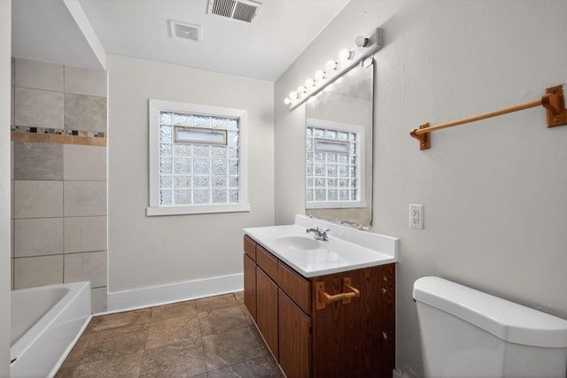 2927 N 40th STREET, Milwaukee, WI 53210