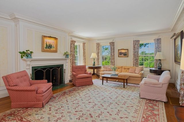 82 River Rd, Topsfield, MA 01983