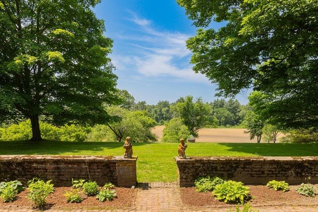 82 River Rd, Topsfield, MA 01983