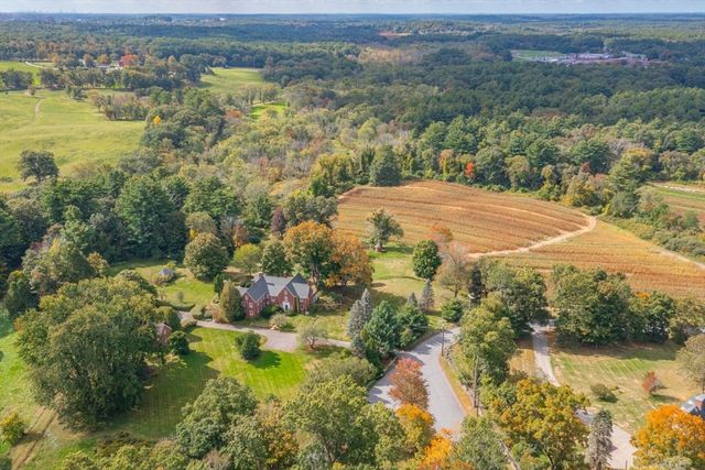 82 River Rd, Topsfield, MA 01983