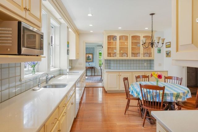 82 River Rd, Topsfield, MA 01983