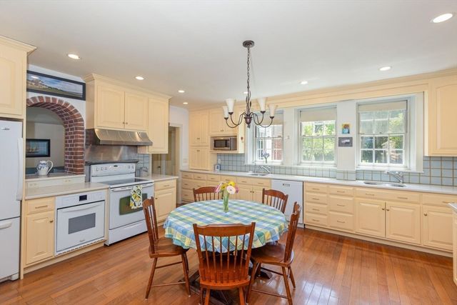 82 River Rd, Topsfield, MA 01983