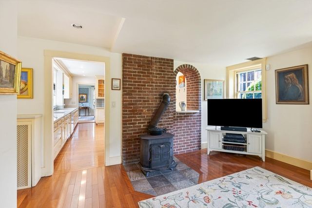 82 River Rd, Topsfield, MA 01983