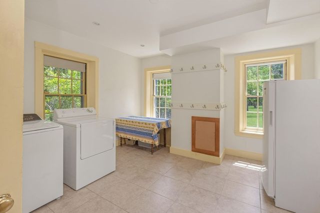 82 River Rd, Topsfield, MA 01983