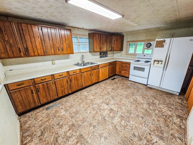 1105 Normandy Rd, Normandy, TN 37360