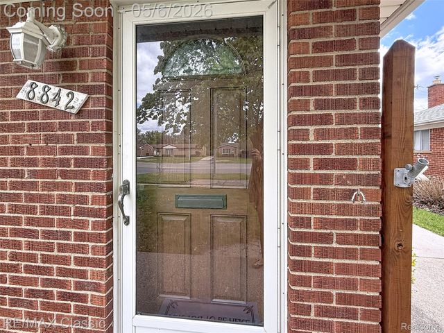 8842 Merriman Road, Livonia, MI 48150