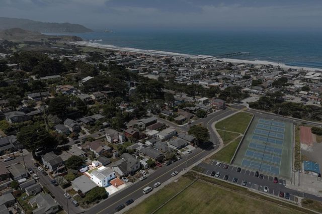 330 Paloma Avenue, Pacifica, CA 94044