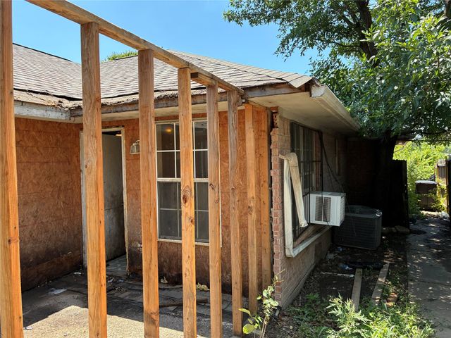2716 18th Street, Fort Worth, TX 76106