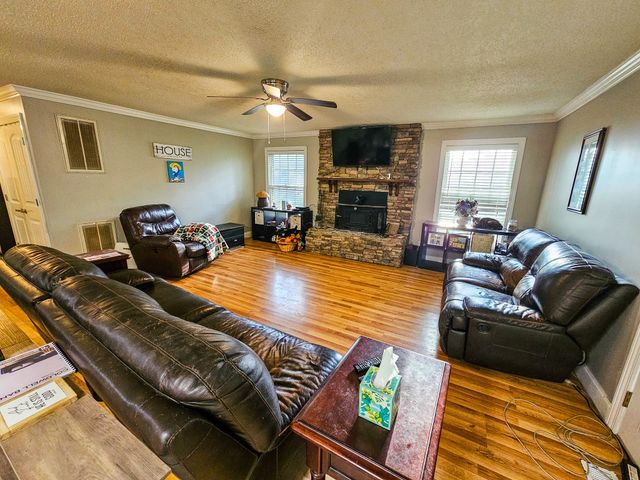 206 Hilltop Dr, Shelbyville, TN 37160