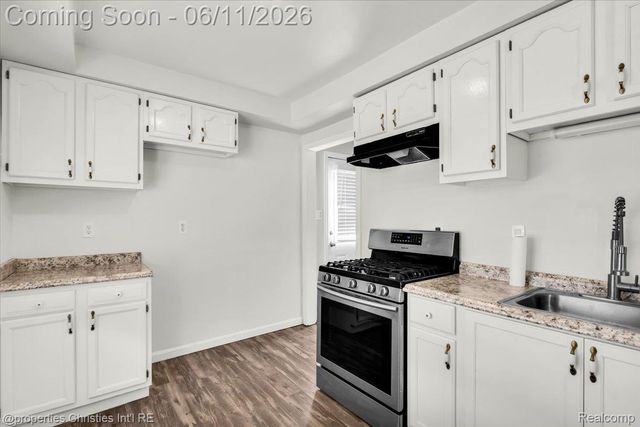 1754 E Harry Avenue, Hazel Park, MI 48030