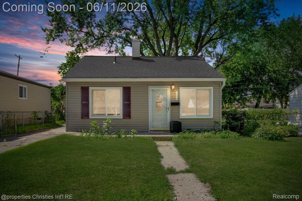 1754 E Harry Avenue, Hazel Park, MI 48030