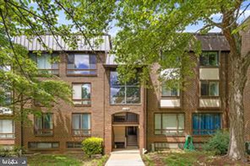 126 ROBERTS LN #101, Alexandria, VA 22314