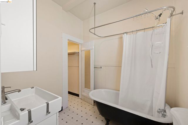 6437 Telegraph Ave, Oakland, CA 94609